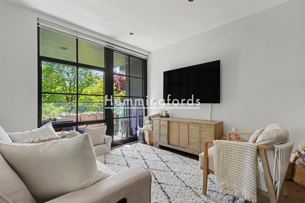 Property photo 3 of 14 Bracklyn Street N1-1.Jpg
