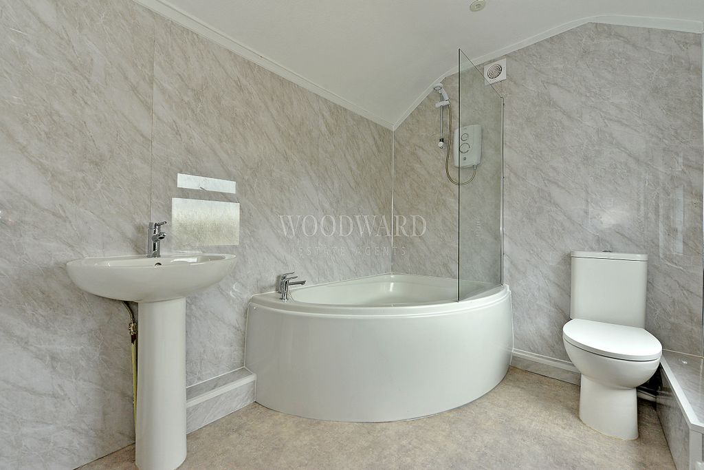 Property photo 3 of 16 Bathroom/WC