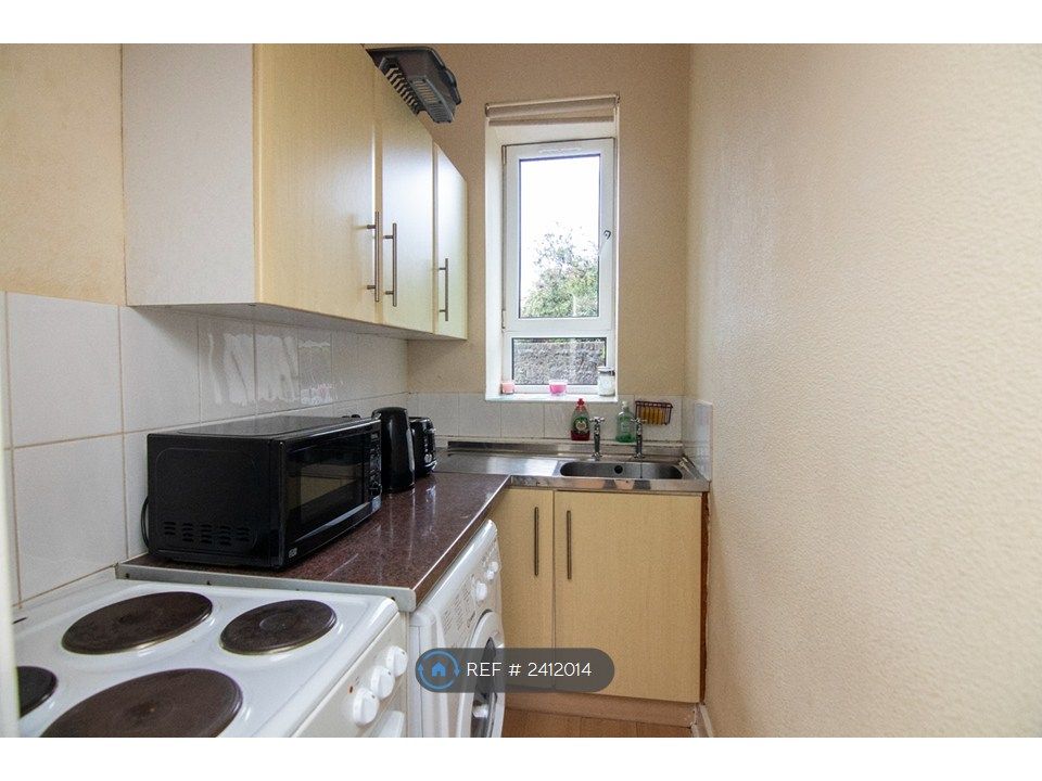 Property photo 3 of 7 Kitchenette Essential Appliances Included