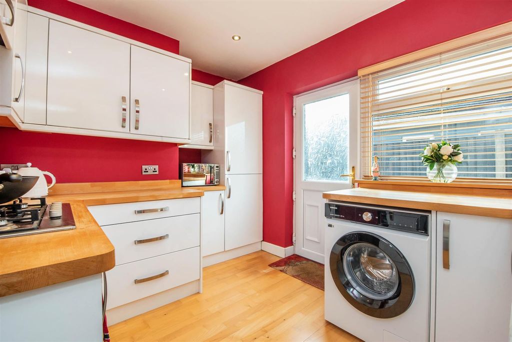 Property photo 3 of 19 Kitchen