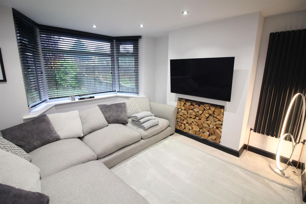 Property photo 2 of 19 Lounge