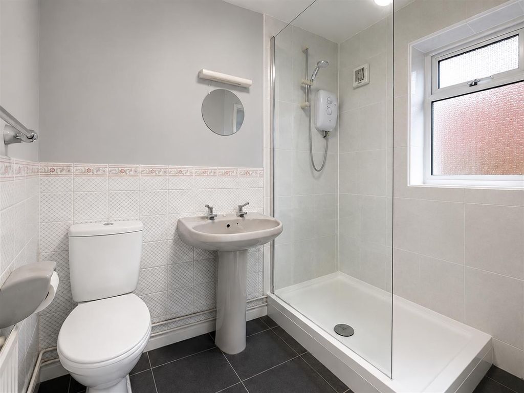 Property photo 3 of 7 Bathroom No Shower Cutain.Png