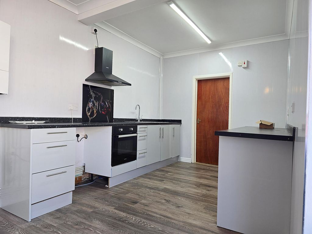 Property photo 3 of 7 Kitchen