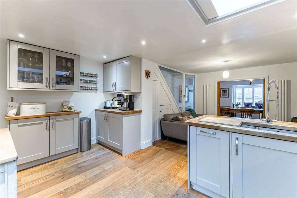 Property photo 3 of 10 Kitchen