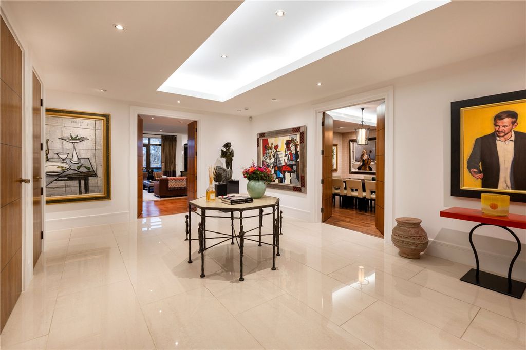 Property photo 3 of 27 Lobby