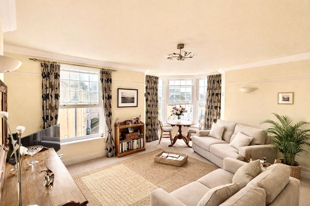 Property photo 2 of 21 Sitting Room