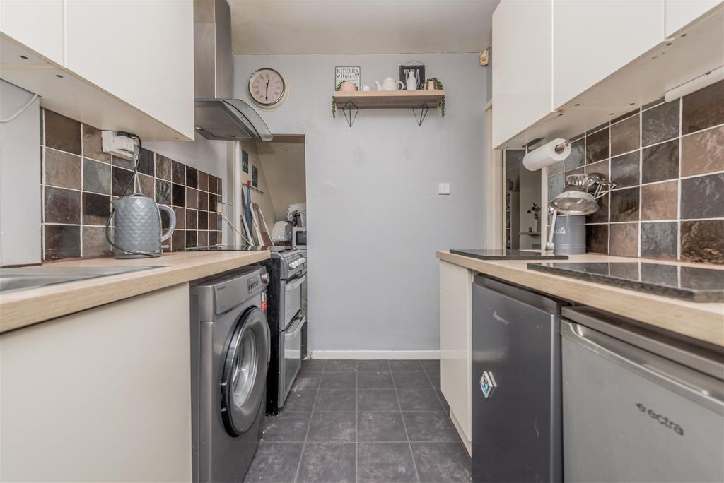 Property photo 3 of 19 Fitted Kitchen:
