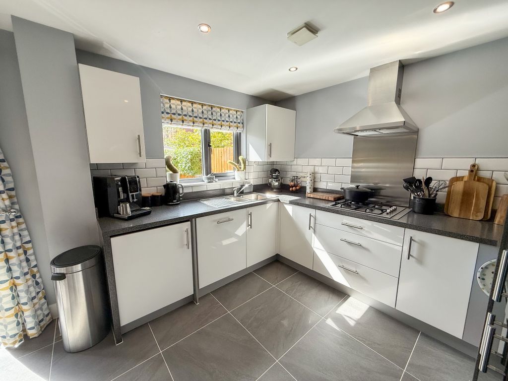 Property photo 3 of 22 Dining Kitchen