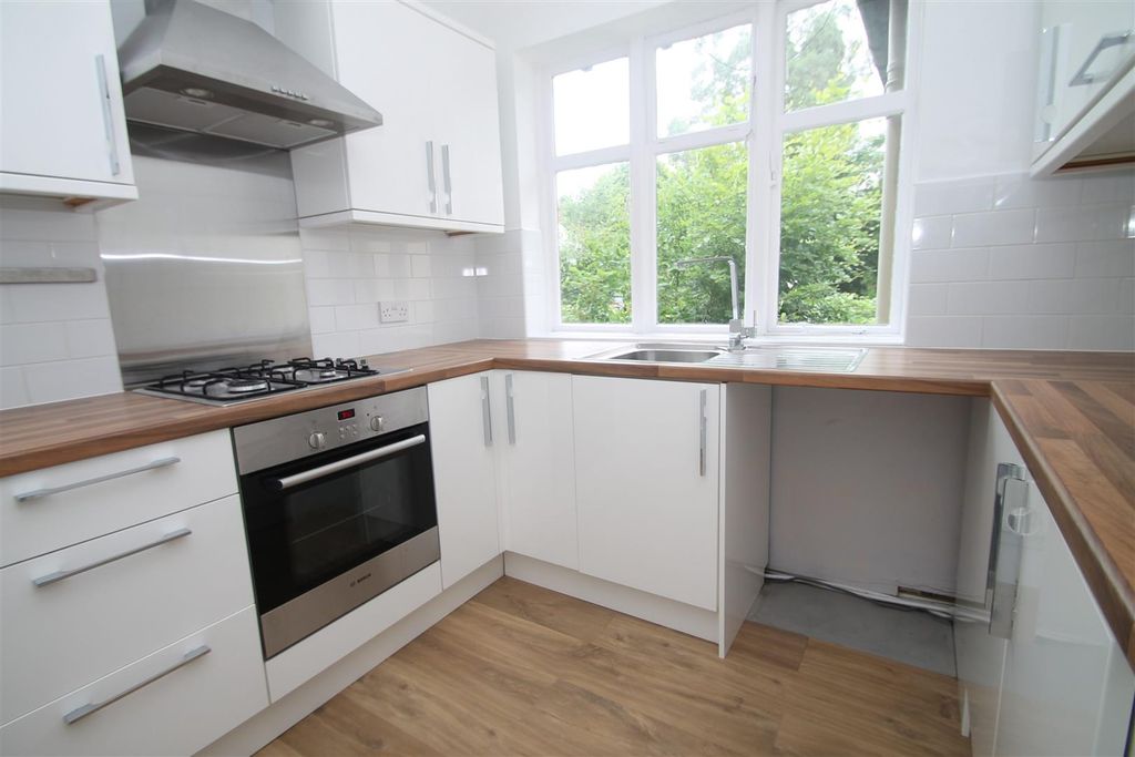 Property photo 2 of 12 Fitted Kitchen