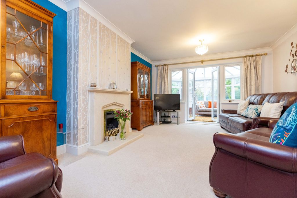 Property photo 2 of 19 Lounge