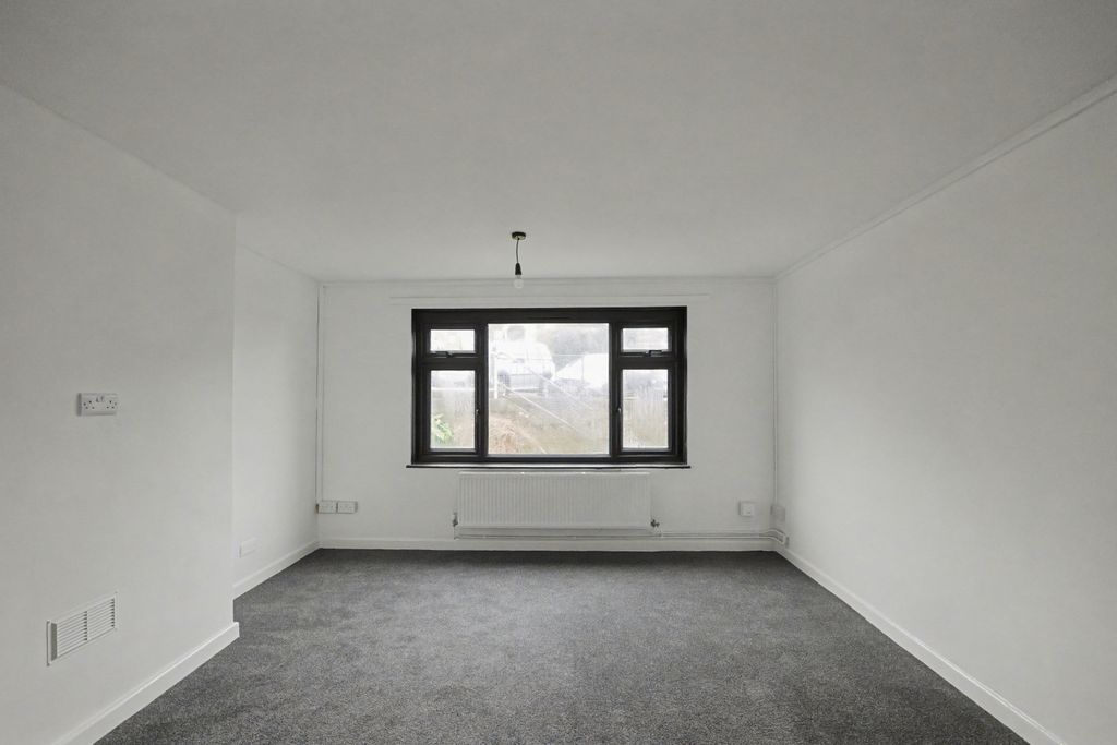 Property photo 3 of 20 Flat 125 High Street, Ventnor, Isle Of Wight, Po38 1Lz