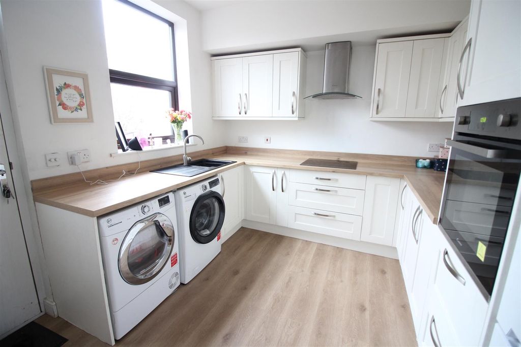 Property photo 3 of 18 Fitted Kitchen