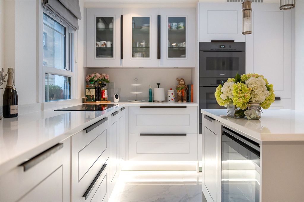 Property photo 3 of 11 Kitchen