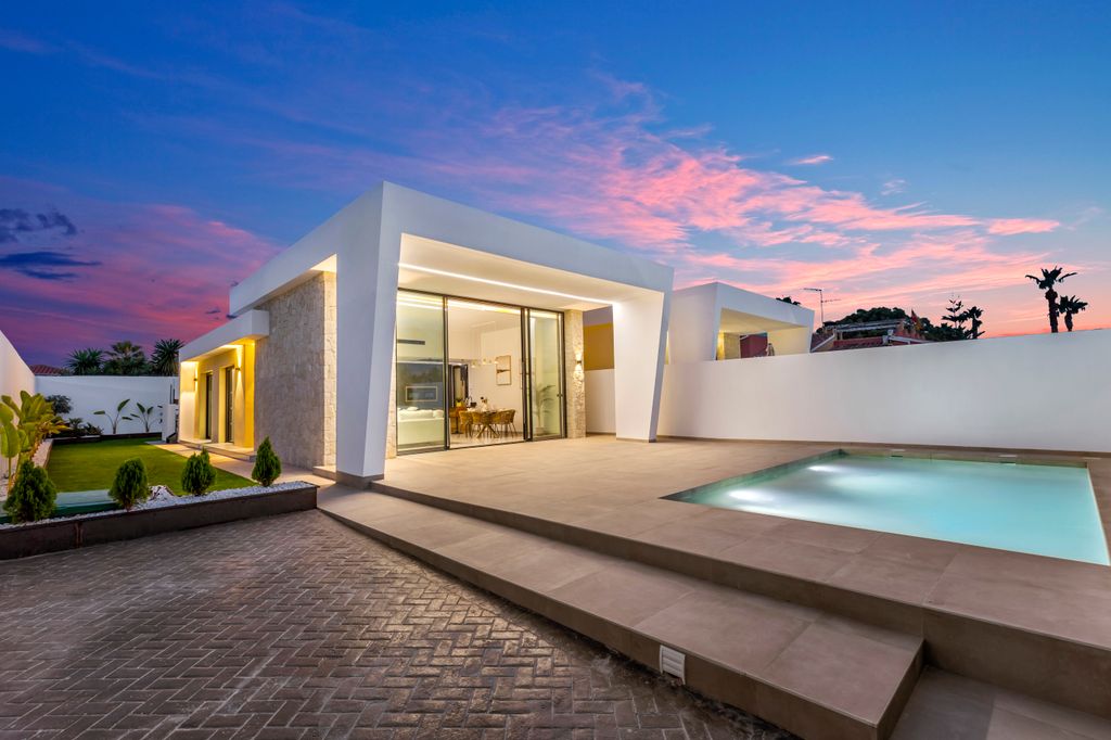 Property photo 2 of 83