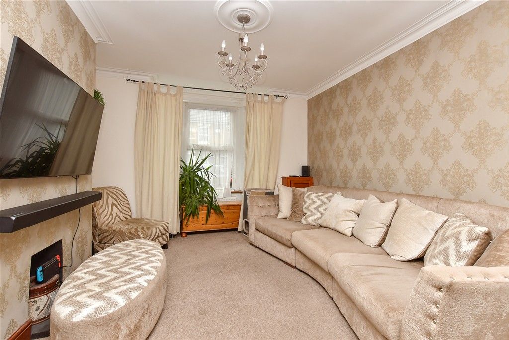 Property photo 3 of 11 Lounge