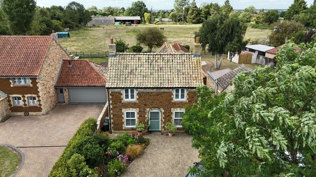Property photo 2 of 32