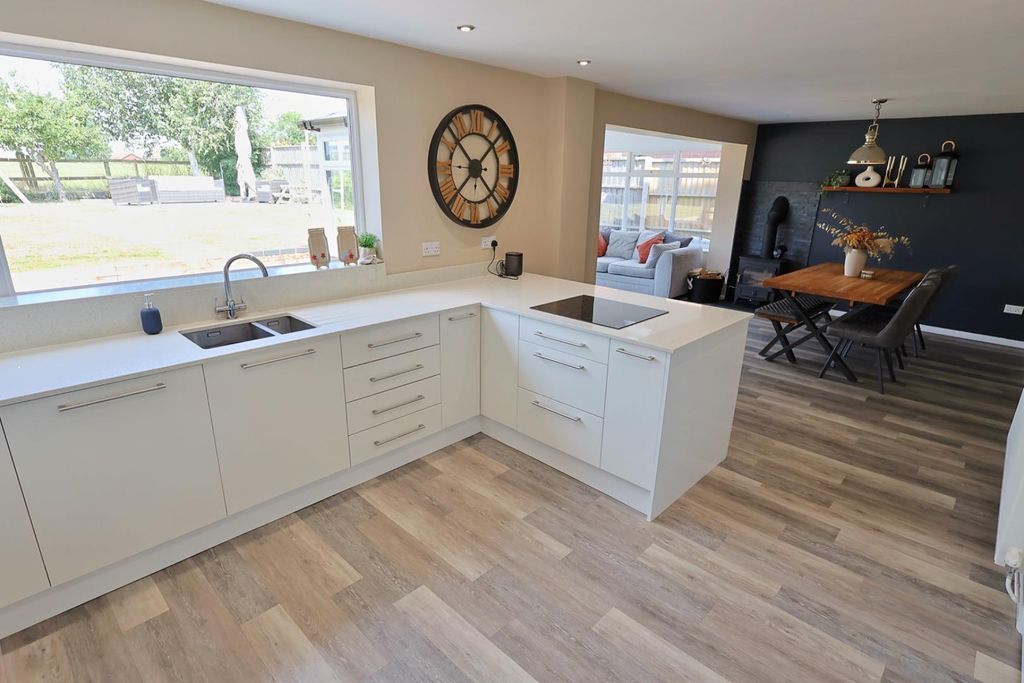 Property photo 3 of 28 Kitchen / Diner