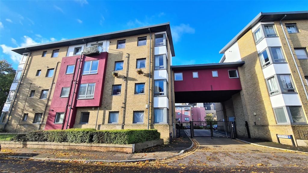Property photo 1 of 13 Crown Close N22