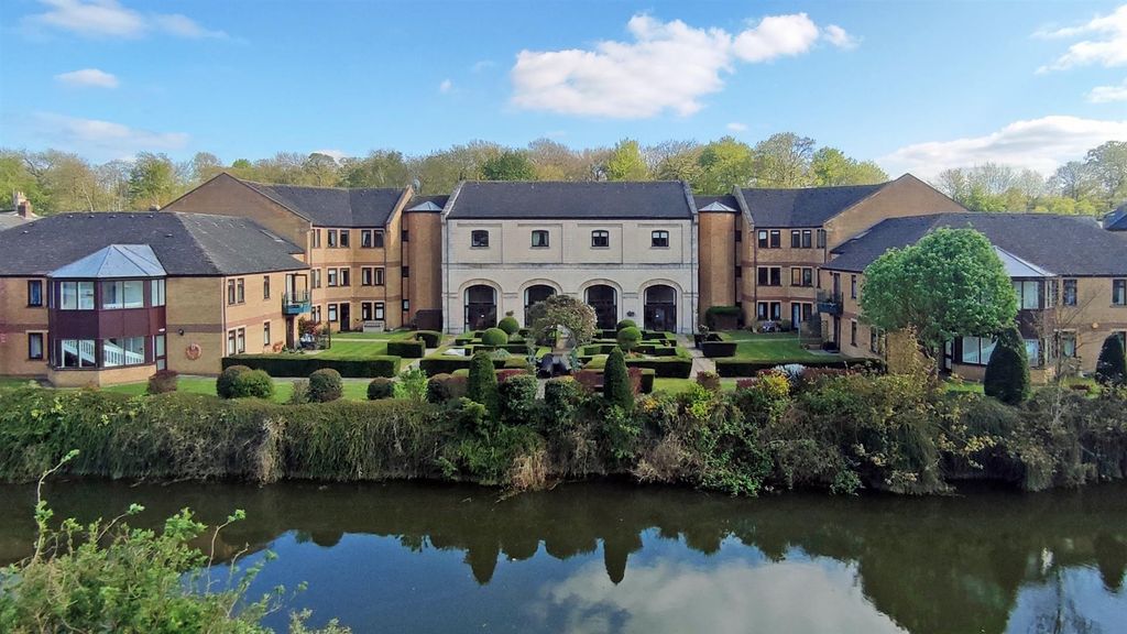 Property photo 3 of 11 Welland Mews Rear
