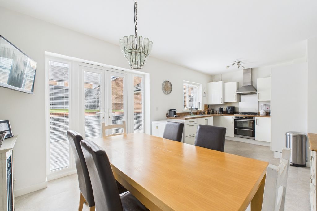 Property photo 2 of 15 Kitchen Diner