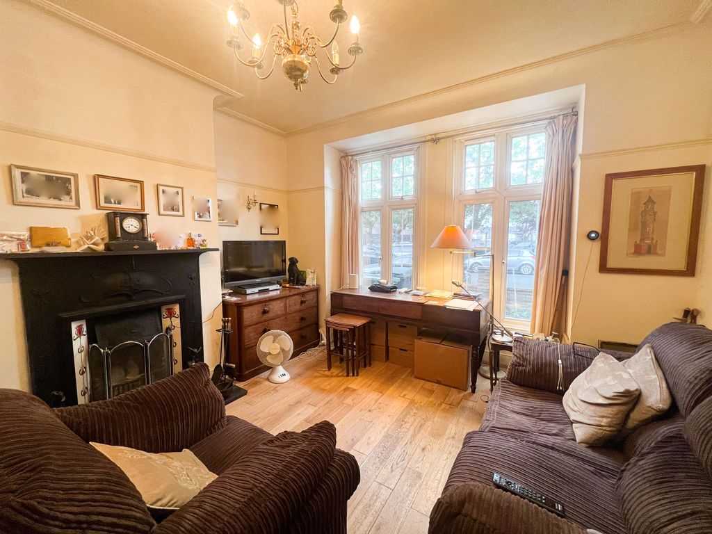 Property photo 3 of 11 James Lane E11