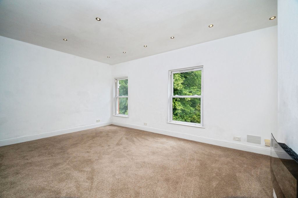 Property photo 3 of 12 Lounge Pic 2