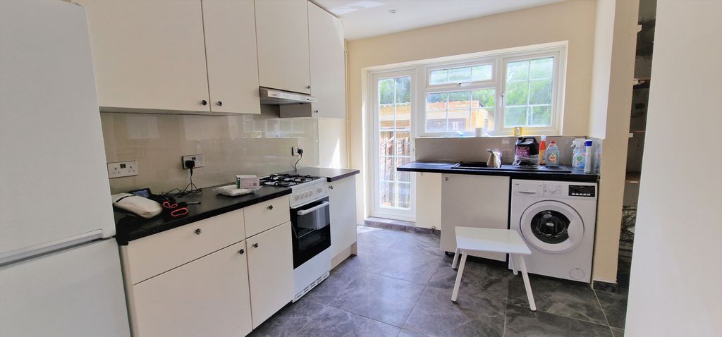 Property photo 3 of 11 Kitchen