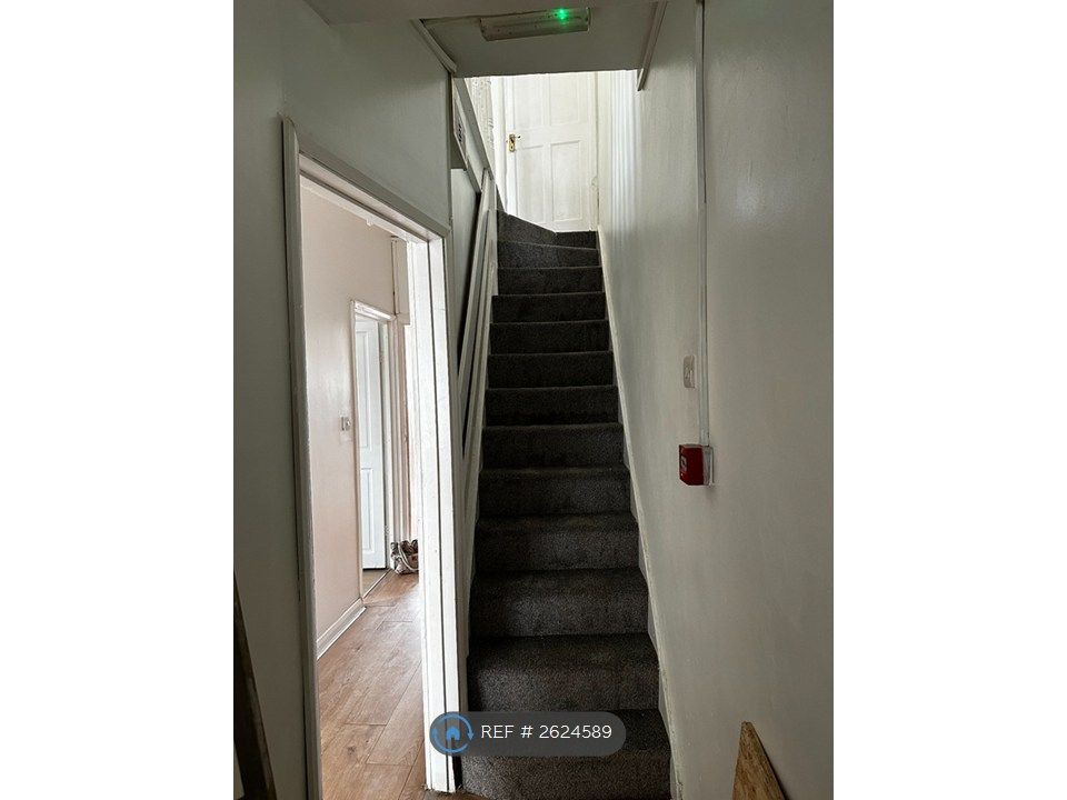 Property photo 2 of 18 Hallway
