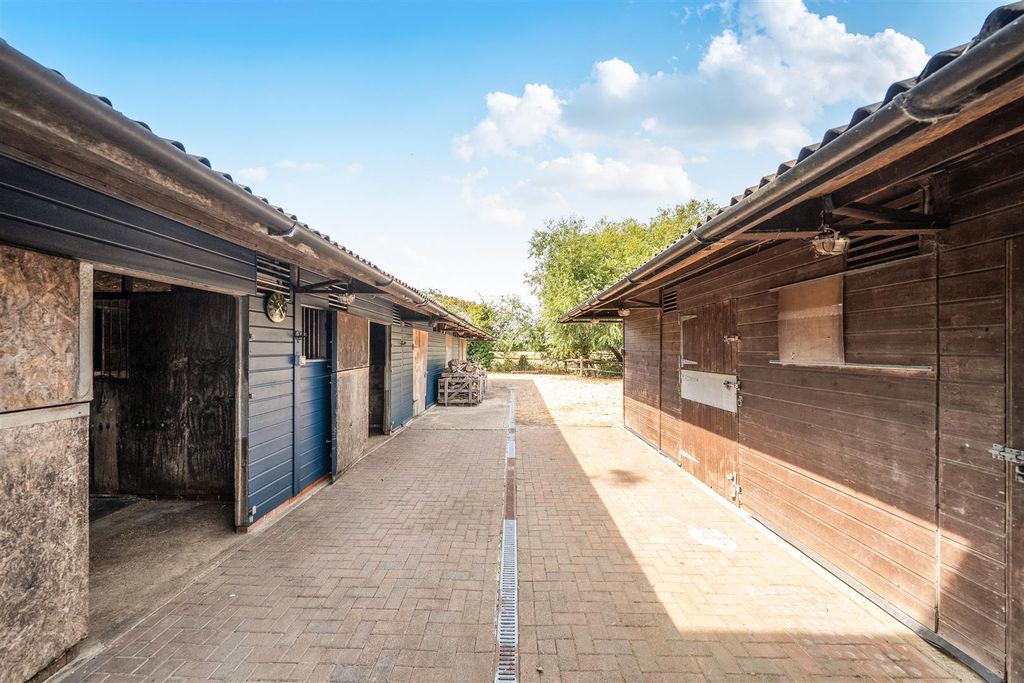 Property photo 2 of 23 Stable Yard