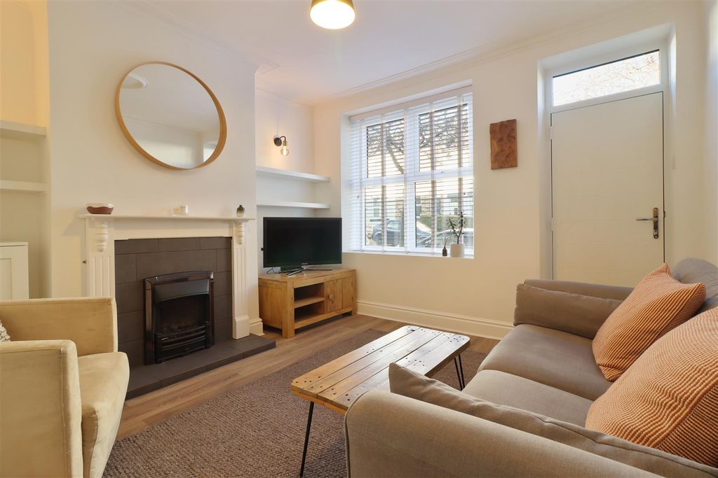 Property photo 2 of 17 Lounge