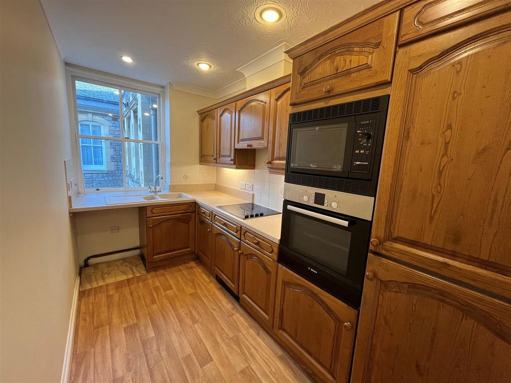 Property photo 3 of 11 Kitchen