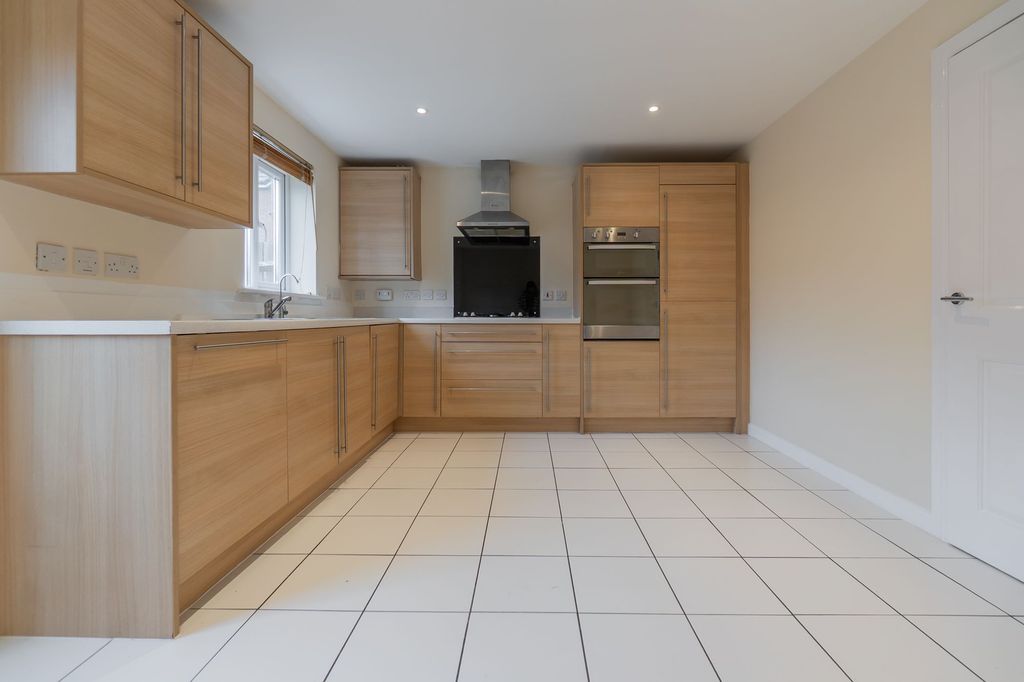 Property photo 2 of 32