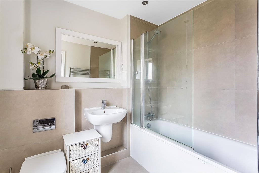 Property photo 3 of 14 11-Thornton-Close-3.Jpg