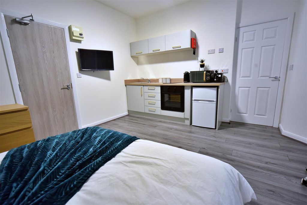 Property photo 3 of 5 165Ar_Room10_03.Jpg