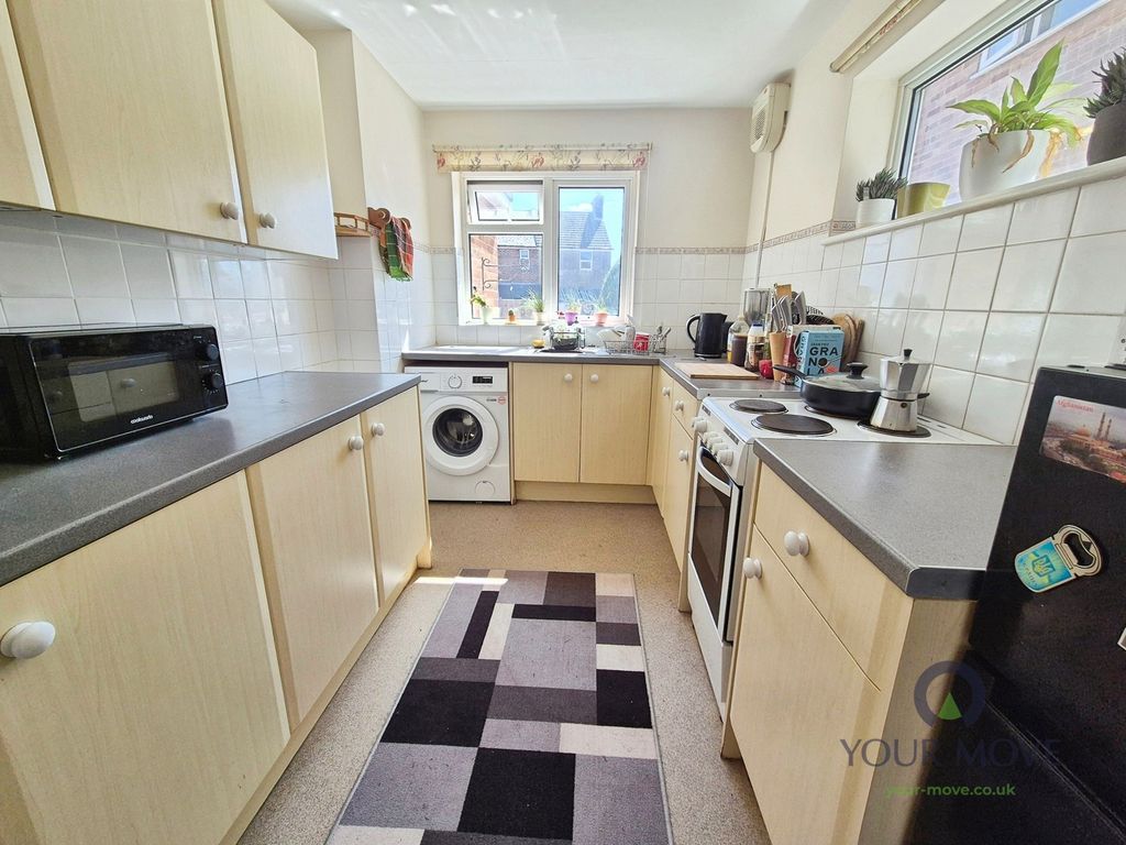 Property photo 3 of 8 Kitchen