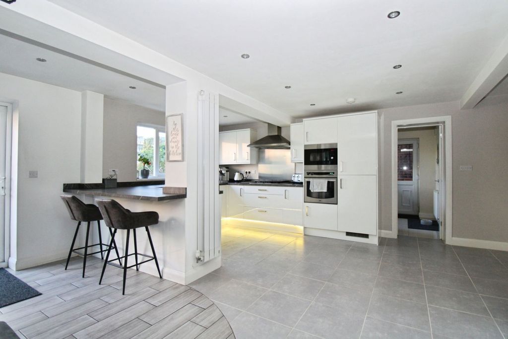 Property photo 2 of 32