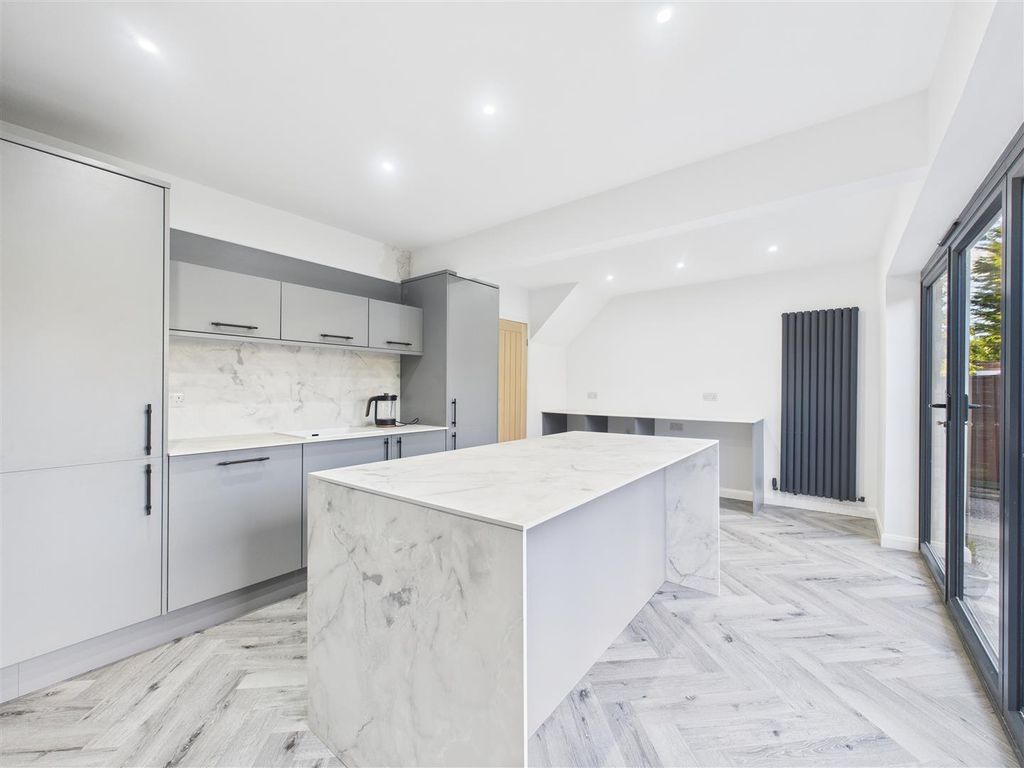 Property photo 2 of 12 Cam05451G0-Pr0062-Still016.Jpg