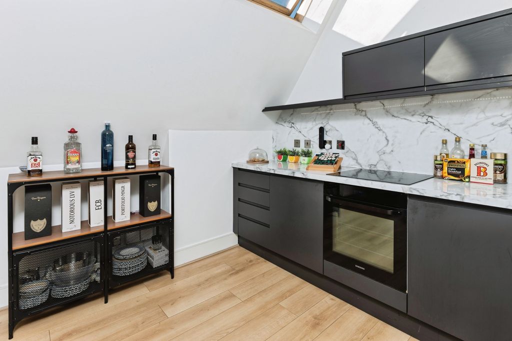 Property photo 3 of 17 Kitchen