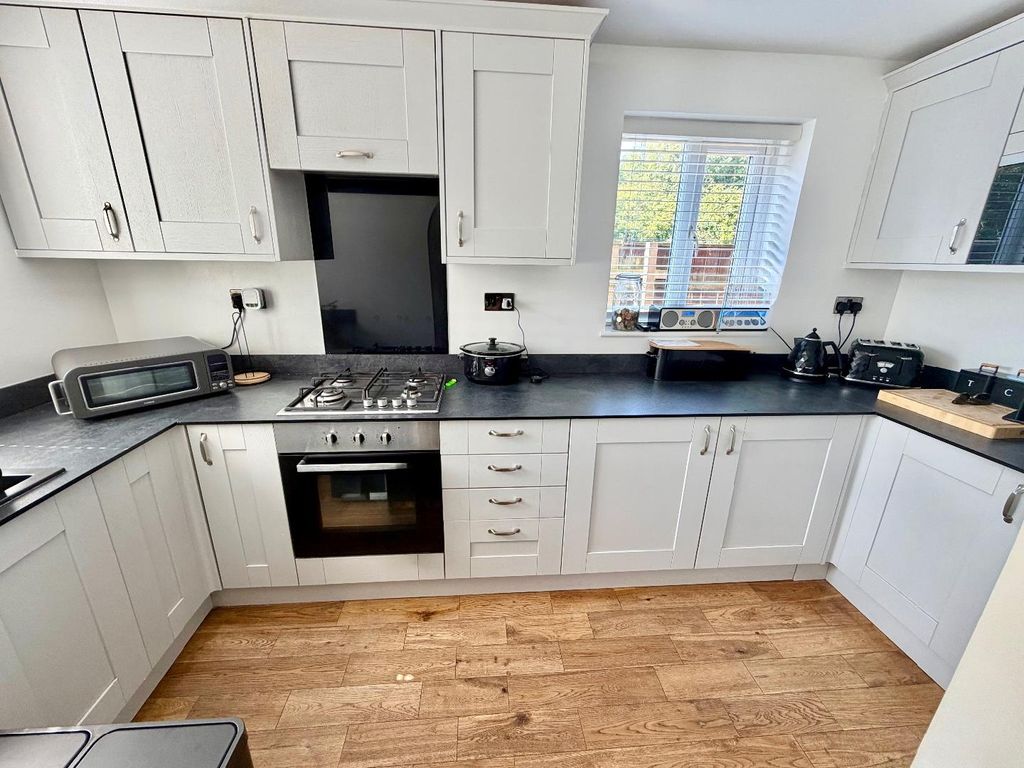 Property photo 3 of 8 Kitchen