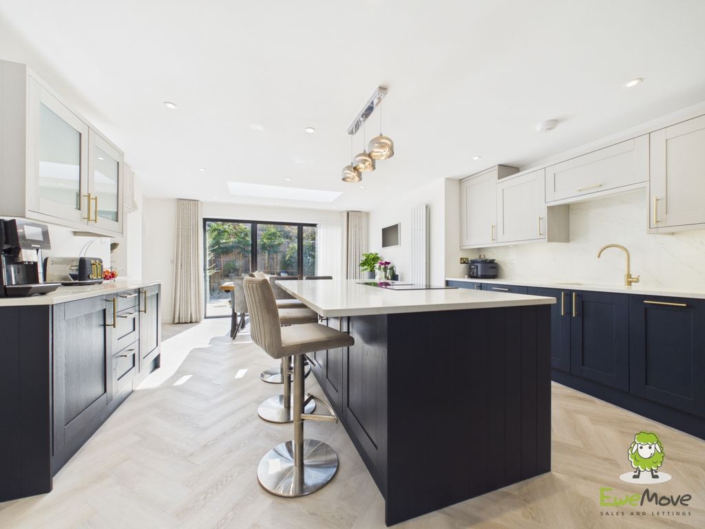 Property photo 2 of 27 Ewemove Estate Agents Basingstoke