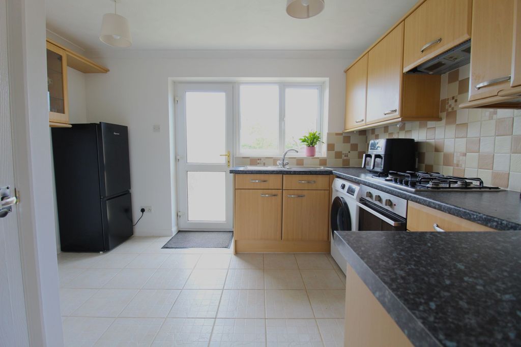 Property photo 3 of 11 Kitchen