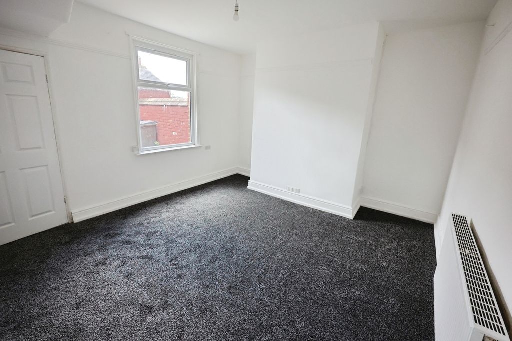 Property photo 3 of 10 Pbox-Img.Jpg