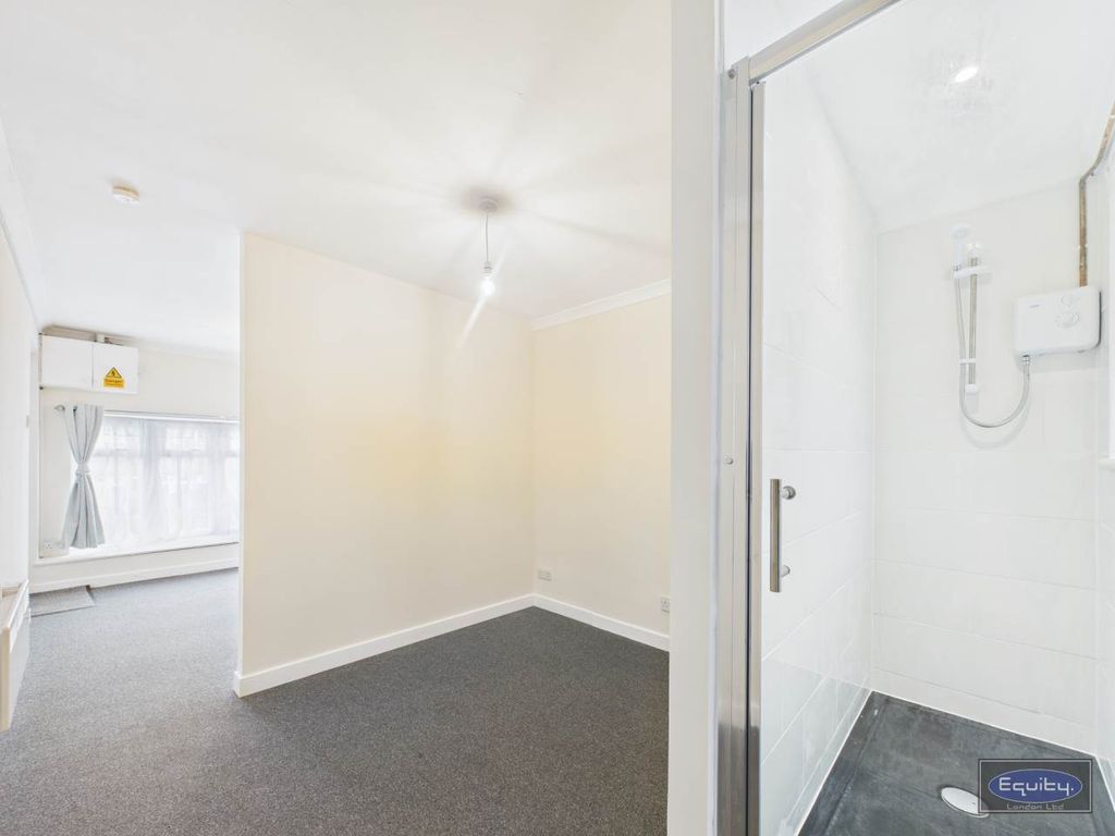 Property photo 3 of 10 Bedroom (2)