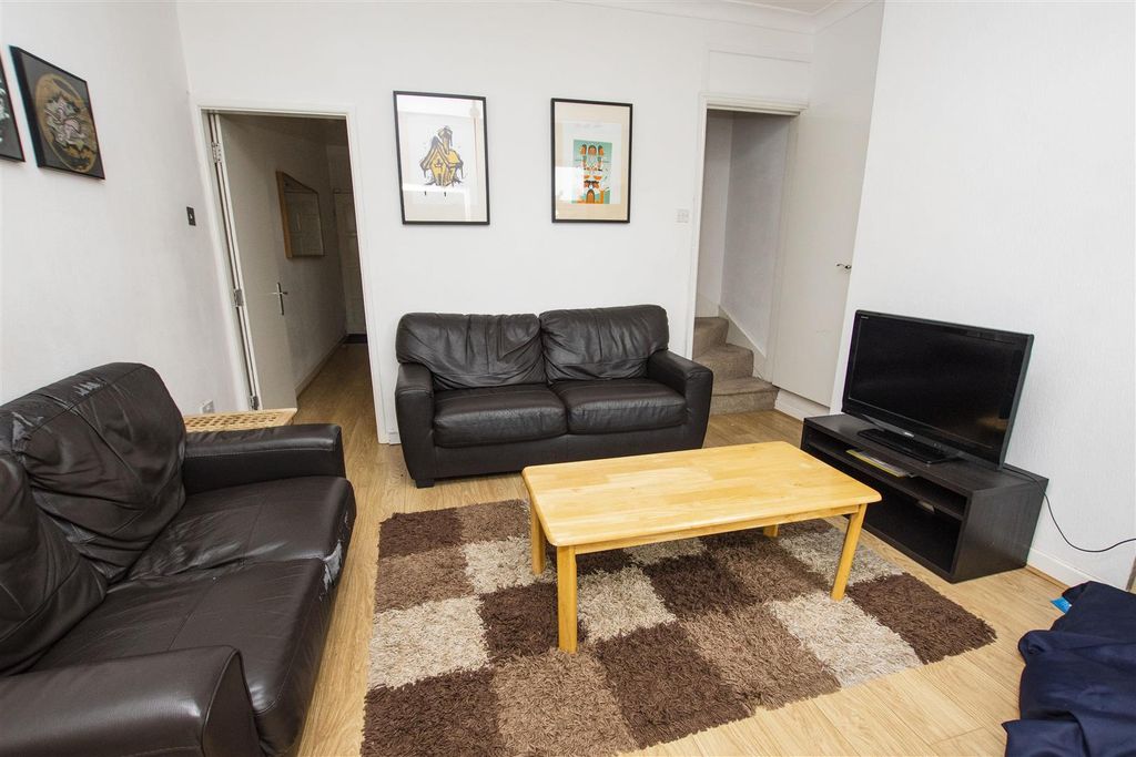 Property photo 1 of 8 Living Room