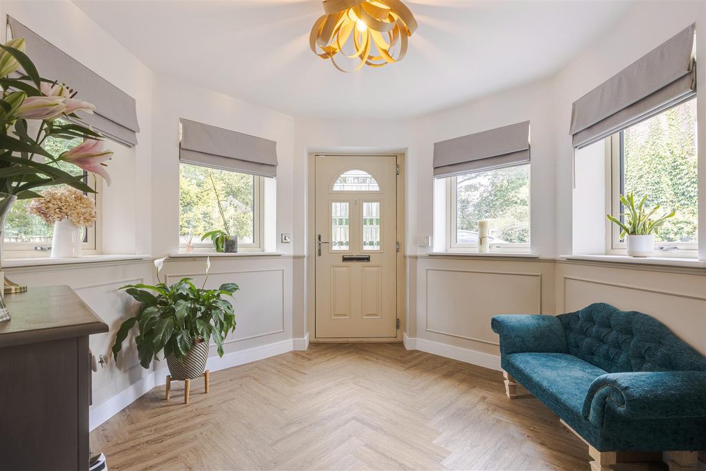 Property photo 3 of 32 Entrance Hall
