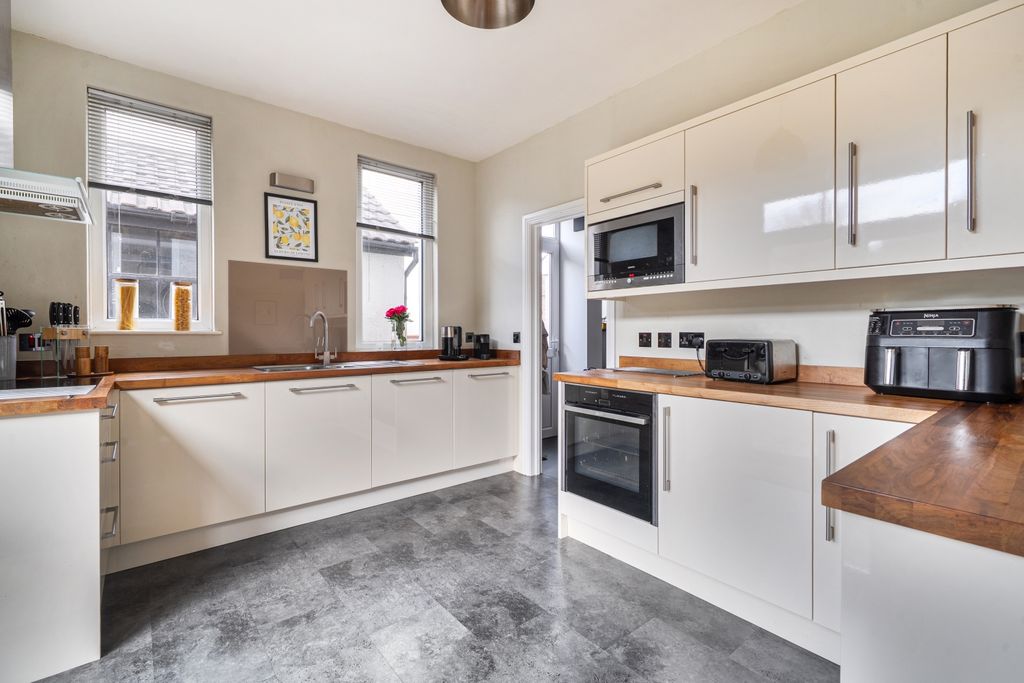 Property photo 3 of 22 1416558-8-699d823Daee37