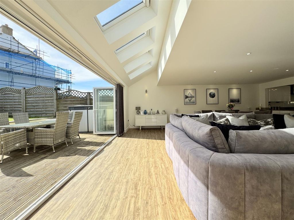 Property photo 3 of 33 Lounge Area