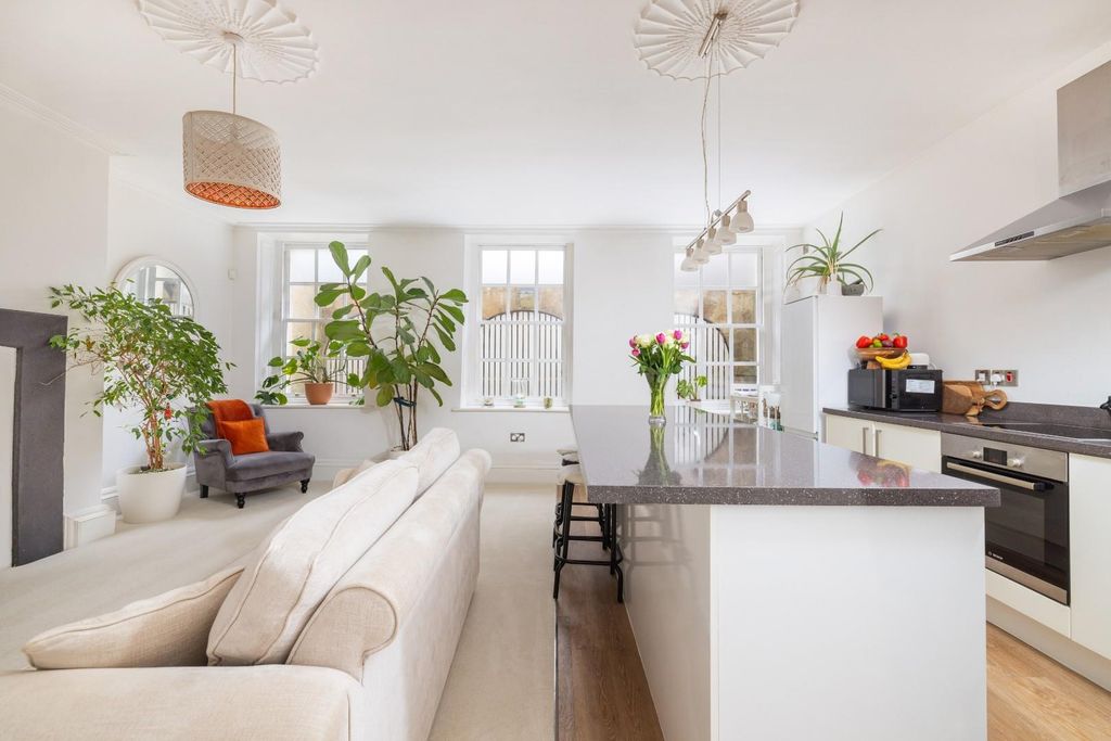 Property photo 1 of 17 Char8978.Jpg