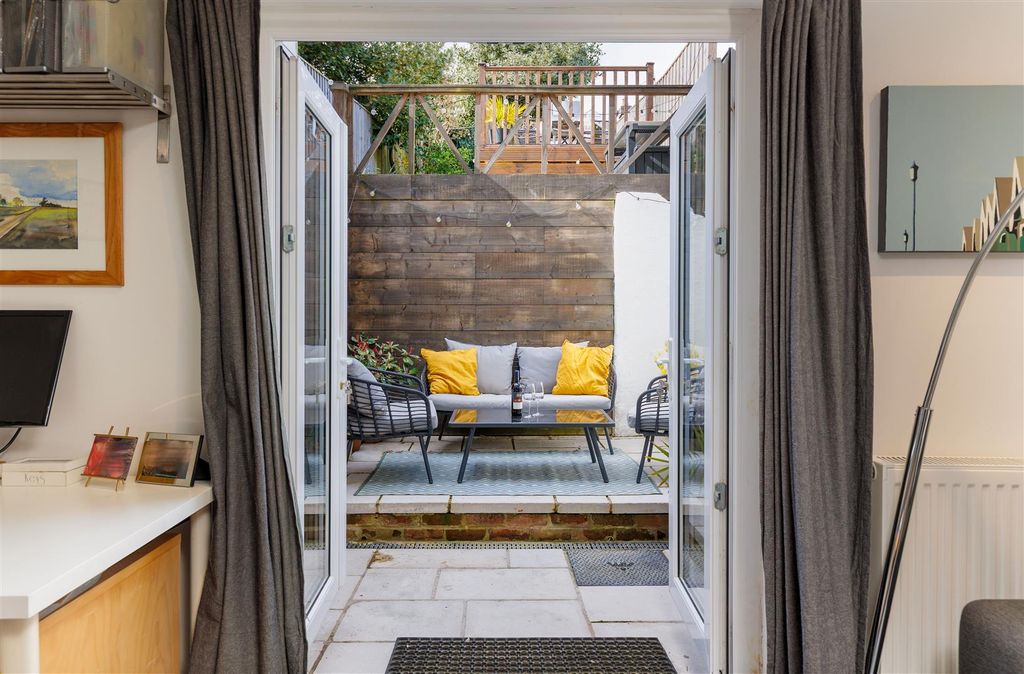 Property photo 3 of 35 Terrace