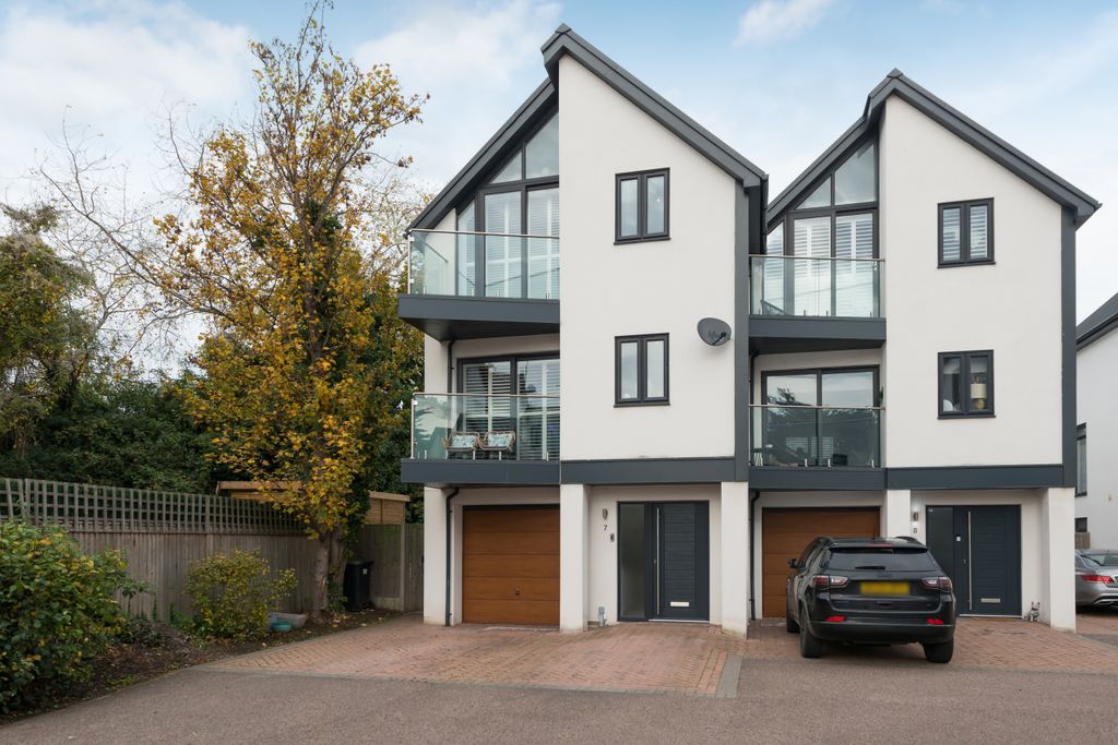 Property photo 2 of 19 Front